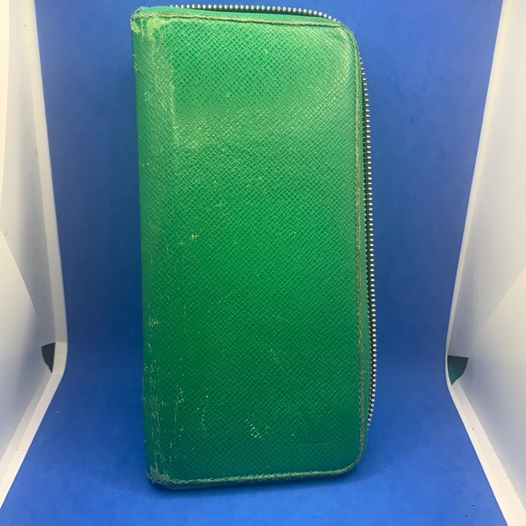 - 💚 🔥 LOUIS VUITTON Green & gold Leather Zippy Wallet 📌 broken zipper